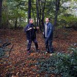 Heinz Füser zeigt dem Biologen die Einflugsöffnung. v.l.