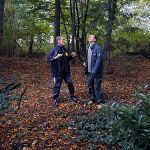 Heinz Füser zeigt dem Biologen die Einflugsöffnung. v.l.