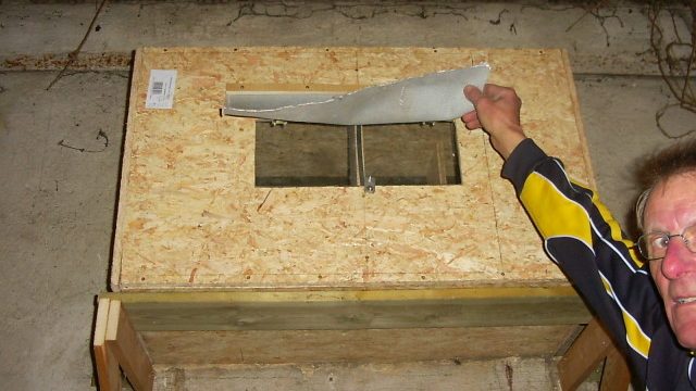 Turmwart Heinz Füser zeigt das neue Domizil für die Schleiereulen.