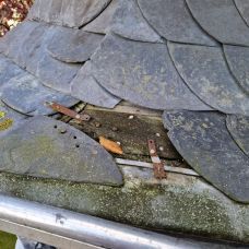 fehlende Schieferplatte und verwittertes Holzbrett