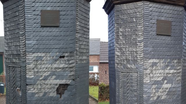 Reparatur der Schieferplaten im unteren Teil