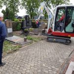 Friedel Geist entfernt mit Mini-Bagger die Erde über dem Eingang.