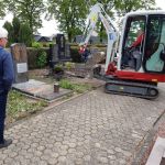 Friedel Geist entfernt mit Mini-Bagger die Erde über dem Eingang.