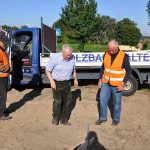 Bernhard Walter prüft kritisch den Boden. Aufmerksam schauen Hans Griese und Günter Quester zu