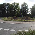 Die Fa. Wolff, Gartendienstleistungen, planierte den Boden und entfernte die schweren Wurzeln.