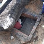 Peter Dörr hockt auf der Treppenstufe und macht Fotos