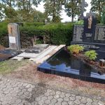 Verschlossene Grube mit Abdeckung und Steinplatten