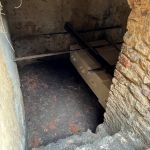 Blick in die geräumte Krypta und den 4 Gebein Särge auf dem Boden