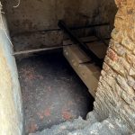 Blick in die geräumte Krypta und den 4 Gebein Särge auf dem Boden