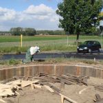 Im Hintergrund wird ein Wespennest entfernt