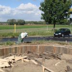 Im Hintergrund wird ein Wespennest entfernt