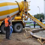 Der Fertigbeton wird angeliefert und eingefüllt.