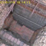 Treppe der Krypta.
Mit Blick aus Richtung der Öffnung (siehe Skizze Lichtsymbol) sieht man oberhalb der Stufe einen Schacht, der mit Betonplatten abgedeckt ist. Schacht und Stufen liegen außerhalb des gemauerten Raumes und befinden sich links neben der Grabplatte im oberen Bereich. Die letzte Stufe schwenkt leicht den Raum. Die Platten dürften ca. 70/80 cm tief unter der Bodenoberfläche liegen.