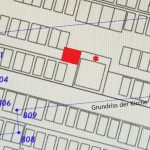 Ausschnitt aus dem Lageplan der Kirche. Das rote Rechteck markiert den Eingangsbereich, der roter Stern die Öffnung. Das Priestergrab wird hier mit zwei Flächen dargestellt. Nimmt man die Erkundungsöffnung als Orientierungspunkt, die hinter dem Grabstein liegt, müsste die kl. Fläche die Grabplatte abbilden, die gr. Fläche die Umrisse der Gruft. Die Grabplatte hat eine Breite von 240 cm und eine Länge von 280 cm. Nach Abriss der Kirche musste die Anordnung der Gräber neu geplant werden. Der Historiker Volker Schüler zieht u.a. daraus den Schluss, dass die Krypta auch in diesem Zeitraum hergestellt wurde.