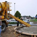 Kritische Blicke verfolgenden den Ablauf. Hält die Schalung? Sie hält und alles wurde richtig gemacht!