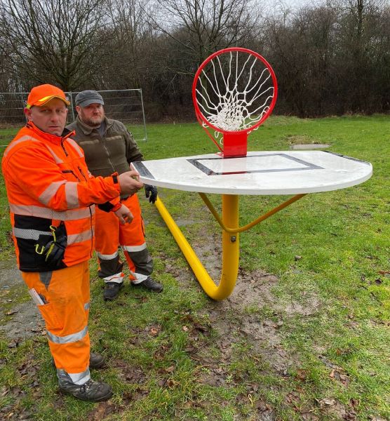 Aufstellen Basketballkorb durch Mitarbeiter vom Bauhof - Februar 2024