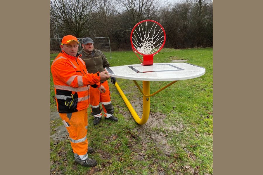 Aufstellen Basketballkorb durch Mitarbeiter vom Bauhof - Februar 2024