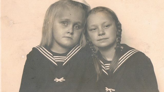 Elisabeth (l.) mit Schwester Erika