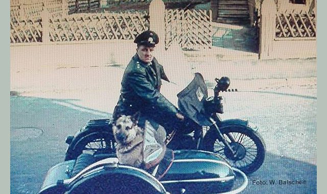 Walter Balscheit mit Polizeihund Caesar auf Streifenfahr