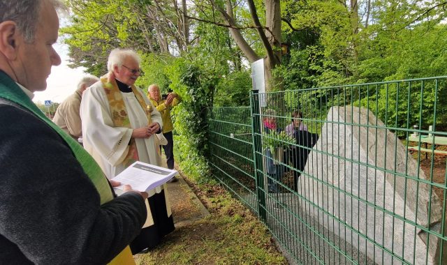 Einsegnung des Steines und der Informationstafel