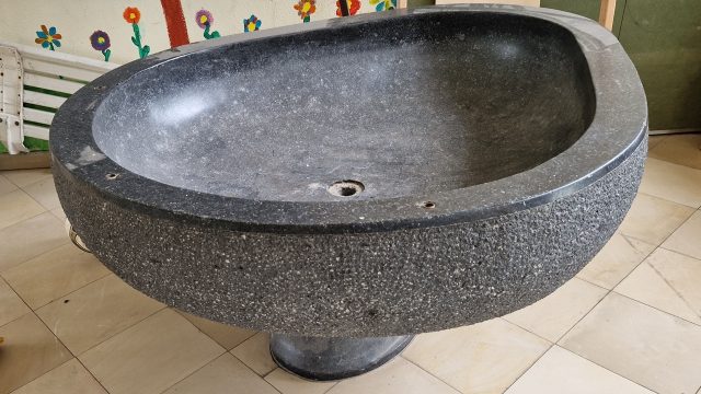 Trinkbrunnen vor der Demontage in der alten Fortunaschule (17.08.2023)