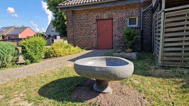 Das Becken hat seinen endgültigen Standort gefunden (20.05.2025)