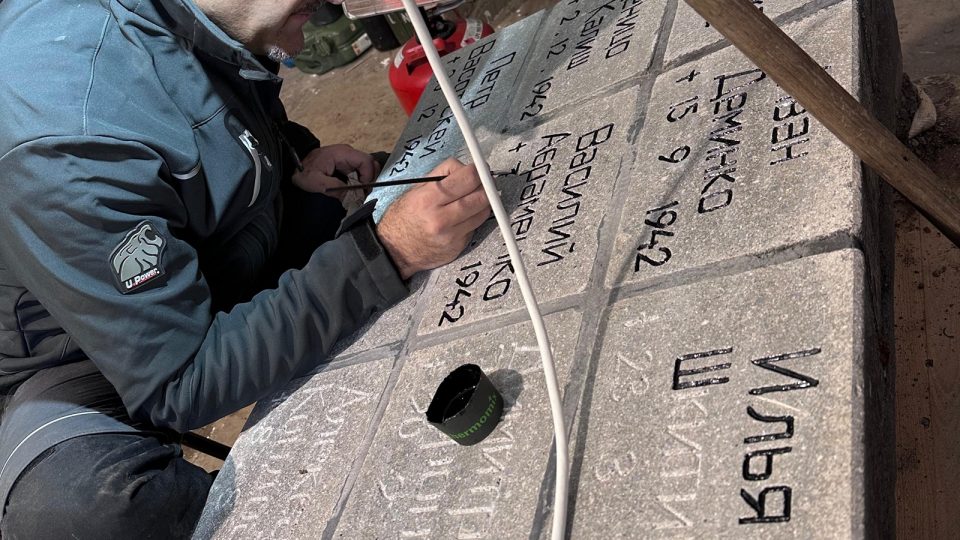 Emil malt die Schrift aus