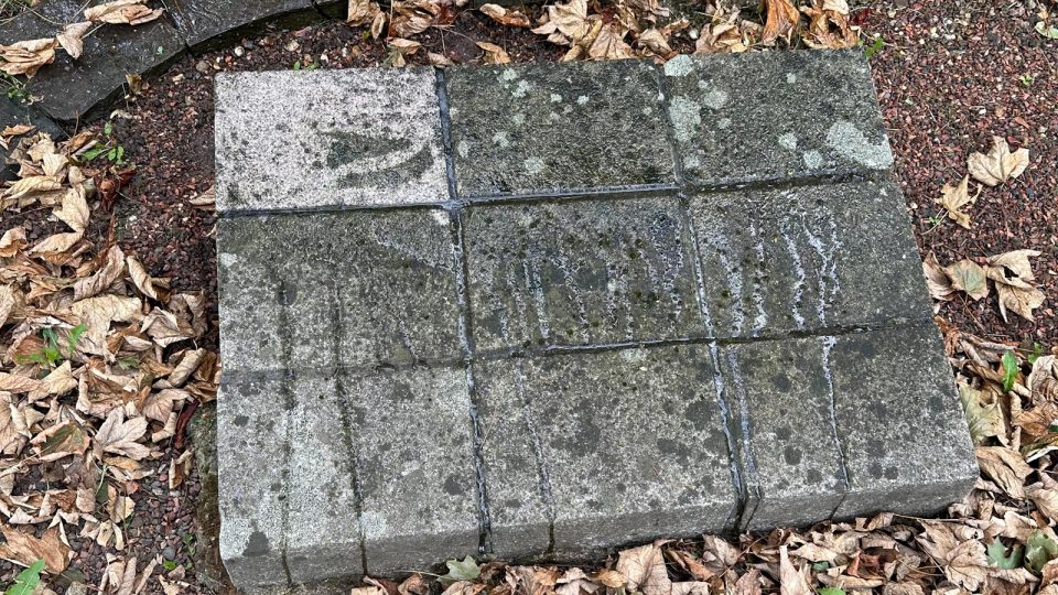 Gedenkstein vor der Restaurierung, die Schrift ist kaum lesbar