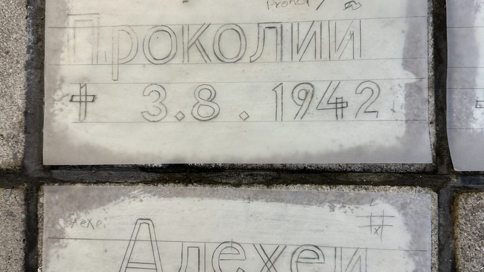 Übertragung der Schrift auf dem Stein