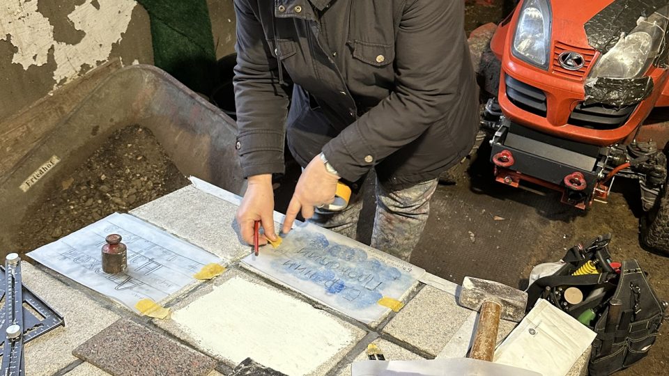 Galina Staatz überprüft die kyrillischen Schriftzeichen