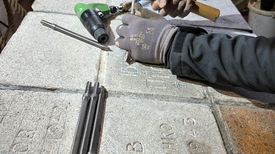 Emil Esber beim Behauen