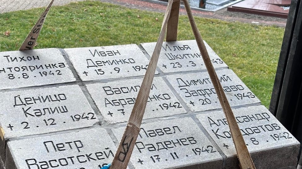 restaurierter Stein wird zurück gebracht